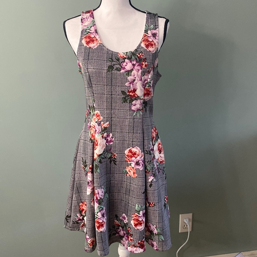 Stitch Fix French Grey Black plaid and floral print sleeveless skater dress Med